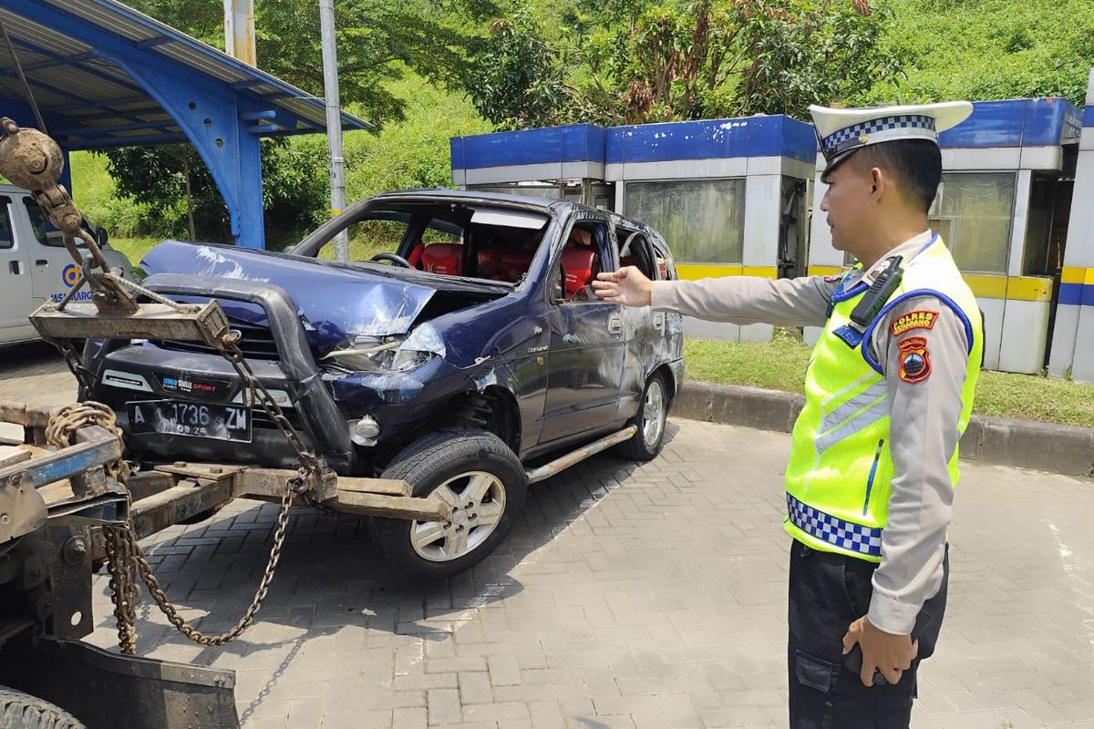 Daihatsu Taruna mengalami kerusakan setelah terlibat tabrakan di Jalan Tol Semarang-Solo