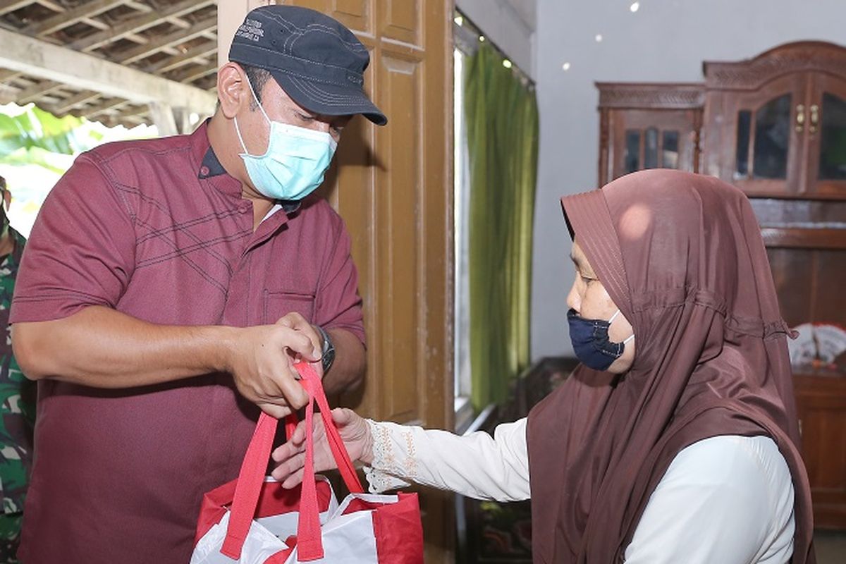 Wali Kota Semarang Hendrar Prihadi, saat menyalurkan bantuan sosial dari Presiden Joko Widodo kepada warga Kota Semarang.