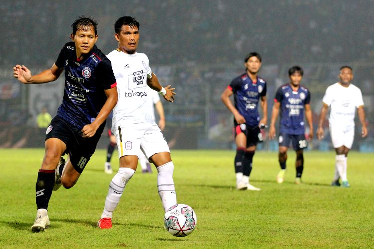 Pemain Arema FC Adam Alis berhasil melalui pemain RANS Nusantara FC Sandi Sute saat uji coba yang berakhir dengen skor 4-0 di Stadion Kanjuruhan Kepanjen Kabupaten Malang, Selasa (7/6/2022) malam.