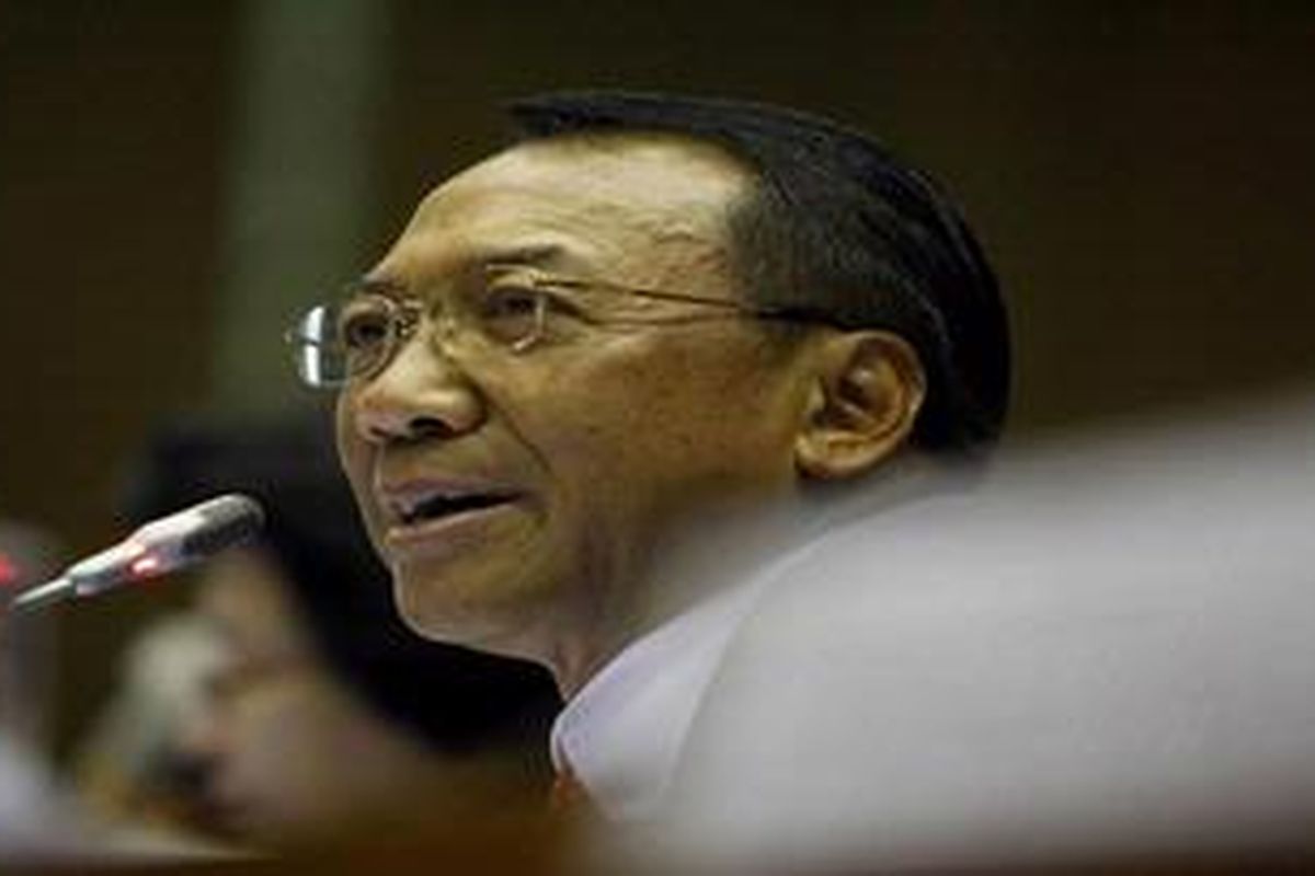 Menteri Energi dan Sumber Daya Mineral (ESDM) Jero Wacik memberikan pemaparan mengenai pengendaliaan Bahan Bakar Minyak (BBM) Bersubsidi saat rapat kerja dengan Komisi VII DPR-RI di Jakarta, Selasa (28/2/2012). Selain membicarakan kenaikkan harga premium dan solar, rapat kerja tersebut juga membahas kompensasi bagi masyarakat tidak mampu terkait dampak dari kebijakan kenaikkan harga tersebut.