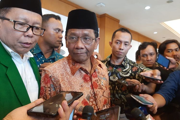 Mahfud MD seusai menghadiri Mukernas V PPP, di Hotel Grand Sahid Jaya, Jakarta, Sabtu (14/12/2019).