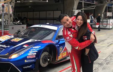 Artis peran Julie Estelle bersama kekasihnya.