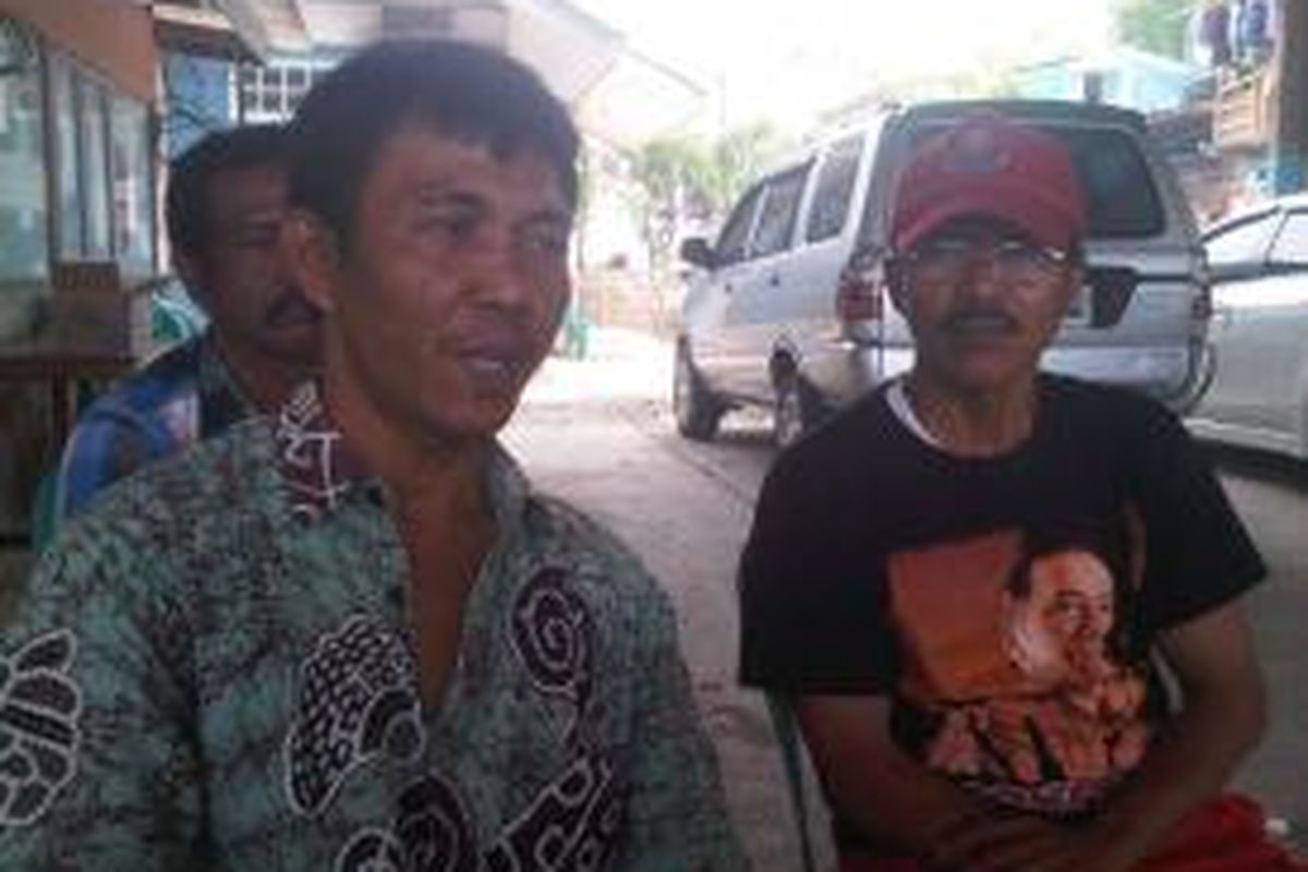 Rudi Suwandi (44) Ketua RT 10 (kiri) dan Bontot (47) Sekretaris RW 01 (kanan) Kampung Apung,Kapuk,Jakarta Barat. 