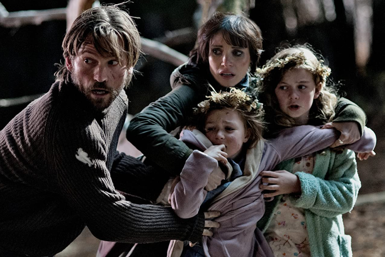 Nikolaj Coster-Waldau, Jessica Chastain, Megan Charpentier, dan Isabelle Nélisse dalam film horor Mama (2013).