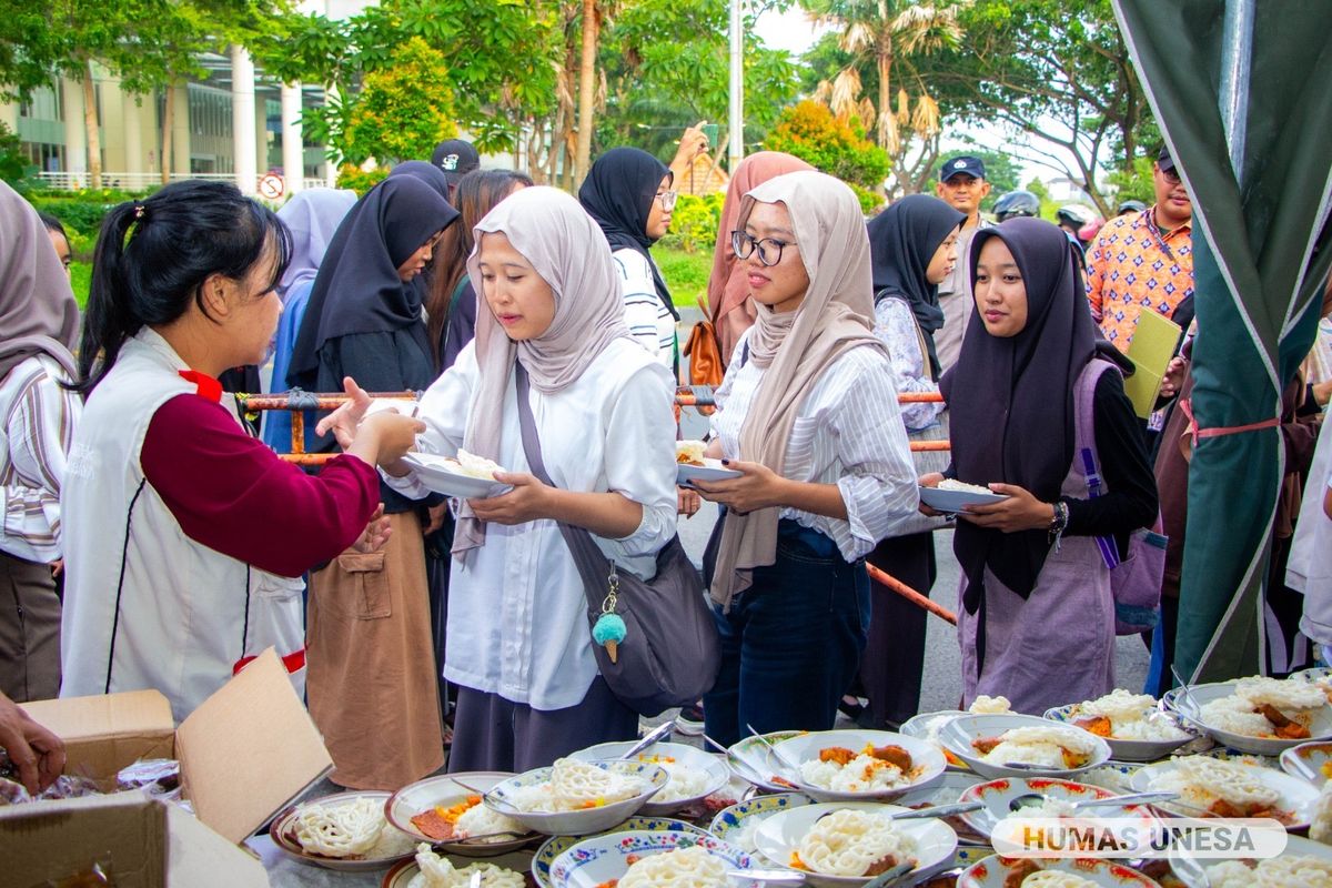 Ribuan mahasiswa dan masyarakat mengantre buka puasa gratis di Kampus UNESA Lidah Wetan setip hari selama Ramadan, Rabu (5/2/2025)