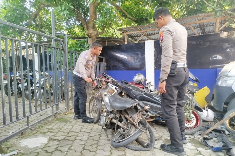 Barang bukti motor korban yang ringsek dievakuasi polisi ke kantor Gakkum Satlantas Polres Bangkalan, Selasa (17/6/2025). 