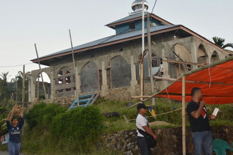 Masjid Fatahilla di Puncak Bukit Kampung Liur, Desa Ranamese, Kecamatan Sambirampas, Kabupaten Manggarai Timur, Flores, Nusa Tenggara Timur, Selasa (24/4/2018). 