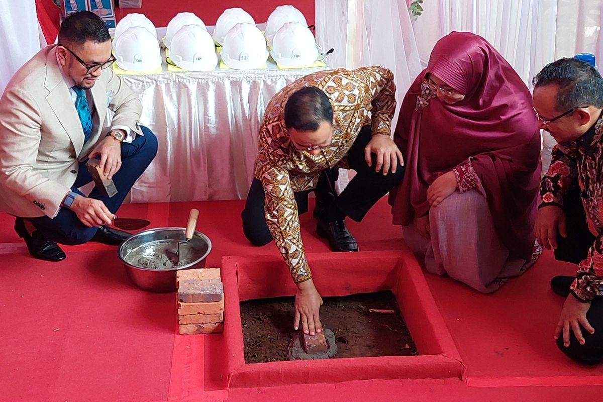 Gubernur DKI Jakarta Anies Baswedan saat meletakkan baru pertama pembangunan RS Toto Tentrem di Tebet, Jakarta Selatan, Senin (26/9/2022) sore.