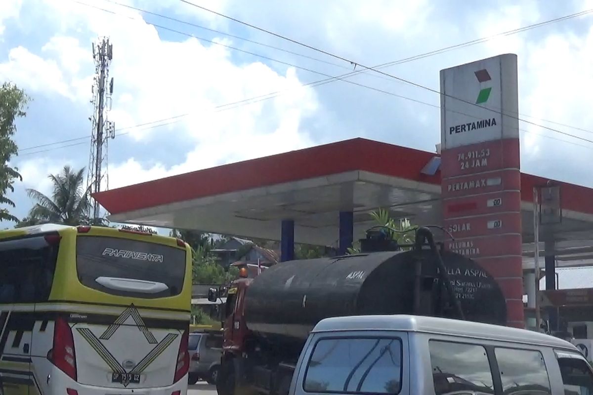Antrean Kendaraan di SPBU Jalan Trans Sulawesi Macet