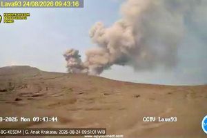 Gunung Anak Krakatau Erupsi 2 Kali dalam 2 Menit, Kolom Abu Capai 250 Meter