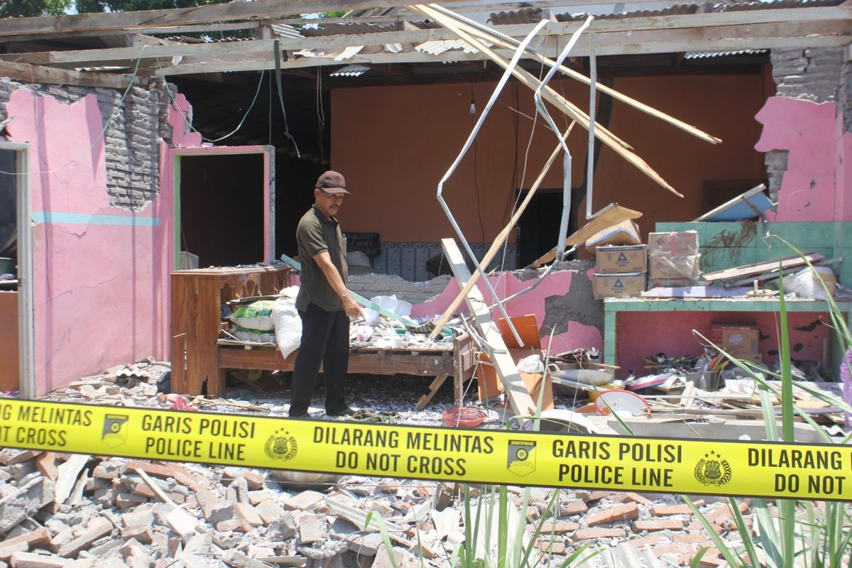 Rumah milik Sumah di Desa Bodang, Kecamatan Padang, Kabupaten Lumajang, Jawa Timur, dipasang garis polisi usai meledak Minggu (13/10/2024) malam