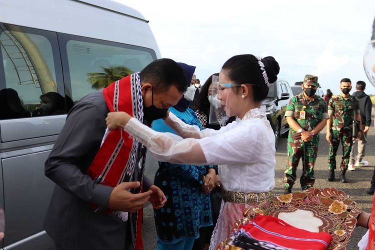 Kapolda Maluku yang baru, Irjen Pol Lotharia Latif bersama istrinya tiba di Kota Ambon, Minggu (2/1/2022). Saat tiba di bandara Pattimira Ambon, Irjen Latif disambut tari lenso dan dikalungkan kain khas Tanimbar