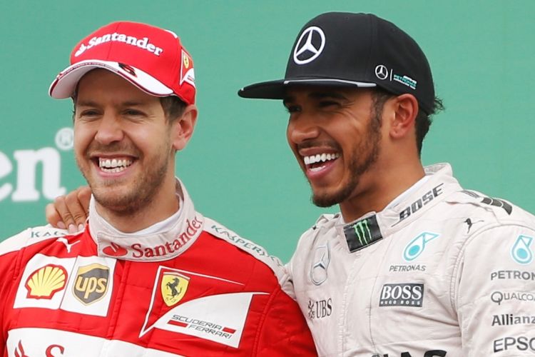 Pebalap Mercedes asal Inggris Raya, Lewis Hamilton (kanan), merayakan bersama pebalap Ferrari asal Jerman, Sebastian Vettel, setelah finis di urutan pertama dan kedua pada balapan GP Kanada di Sirkuit Gilles-Villeneuve, Montreal, Minggu (12/6/2017).