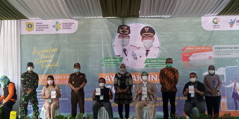 Bupati Bogor Ade Yasin saat menghadiri Pencanangan Vaksinasi Covid-19 di Puskesmas Cimandala, Kecamatan Sukaraja, Kabupaten Bogor, Jawa Barat, Kamis (28/01/2021).