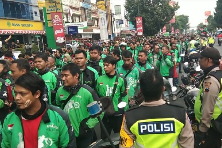 Ribuan ojol menggelar aksi turun ke jalan di Purwokerto, Kabupaten Banyumas, Jawa Tengah, Kamis (22/8/2019).