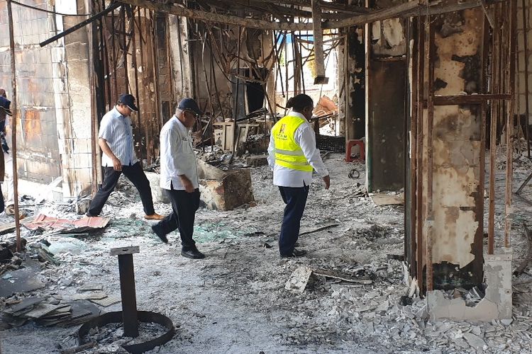 Menteri PUPR saat meninjau Grapari Telkomsel Jalan Koti, yang hangus terbakar saat kerusuhan terjadi pada 29 Agustus 2019.