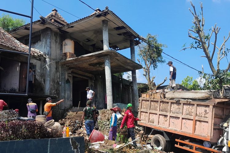 Pembersihan rumah Dokter Wayan hari ketiga melibatkan TNI dan Polri, Jumat (5/5/2023). Kisah Dokter Wayan dan videonya diketahui viral di media sosial