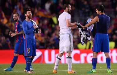 Bek Juventus, Giorgio Chiellini, dan dua penyerang Barcelona, Lionel Messi dan Luis Suarez, tampak saling bertukar kostum seusai pertandingan perempat final Liga Champions di Stadion Camp Nou, Rabu (19/4/2017).