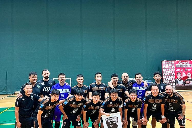 Tim futsal Pendekar United berfoto bersama sebelum laga uji coba melawan Kampung Buangkok FC yang digelar di lapangan futsal kampus United World College, di distrik Tampines, Singapura Timur, Minggu sore (19/3/2023).