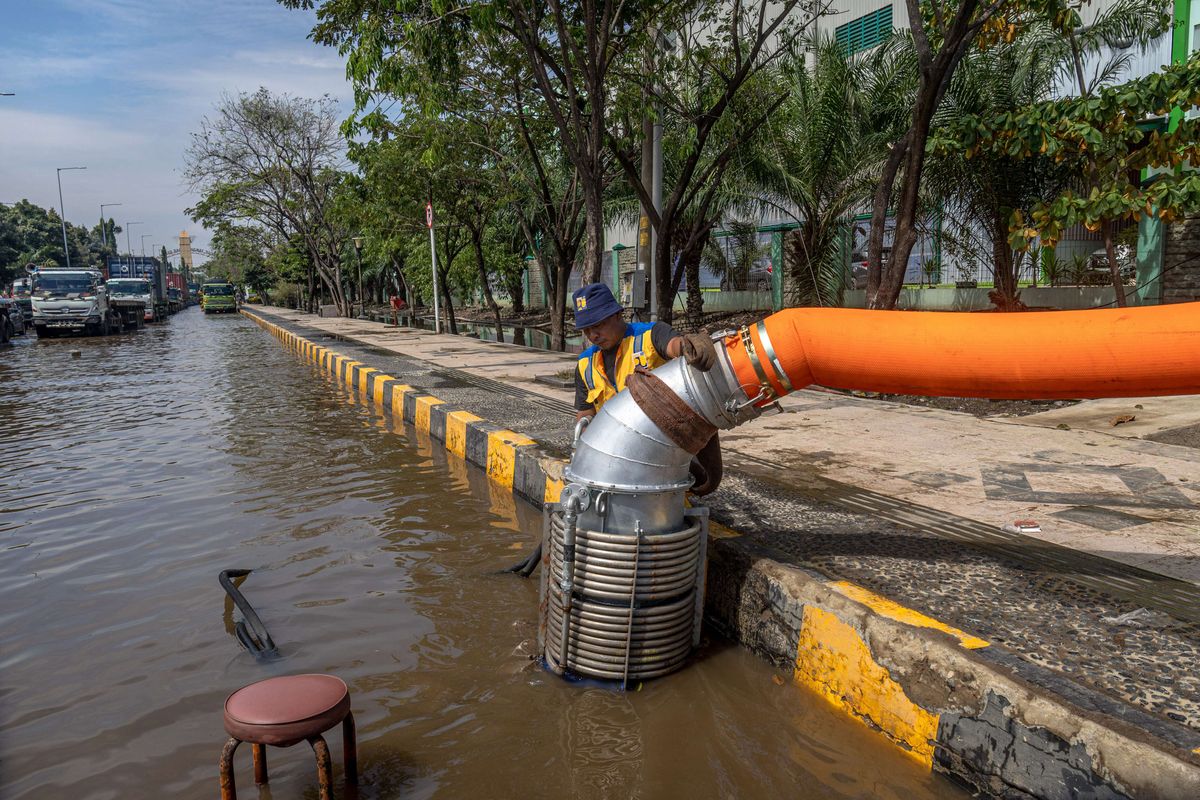 Petugas mengoperasikan pompa penyedot banjir portabel berkapasitas sedot 500 liter per detik untuk mengatasi banjir limpasan air laut ke daratan atau rob di kawasan Pelabuhan Tanjung Emas Semarang, Jawa Tengah, Jumat (27/5/2022). Kementerian PUPR menyiagakan sejumlah mobil penyedot banjir berbagai kapasitas untuk mempercepat proses pengeringan sejumlah titik kawasan pelabuhan yang masih terendam banjir rob.