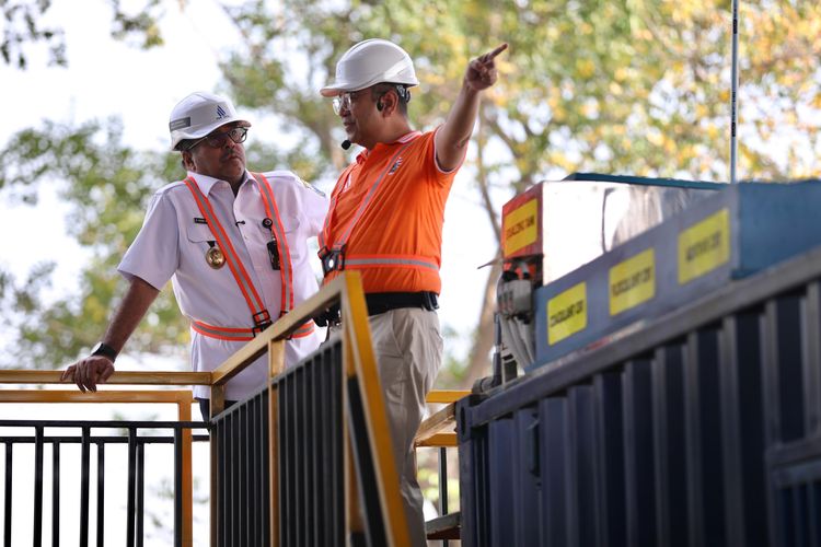 Wakil Gubernur DKI Jakarta Rano Karno bersama Direktur Utama PAM JAYA Arief Nasrudin meresmikan IPA Portabel di Kelurahan Semanan, Jakarta Barat, Rabu (29/4/2026). Fasilitas ini dihadirkan untuk membantu warga memperoleh akses air bersih yang lebih baik.