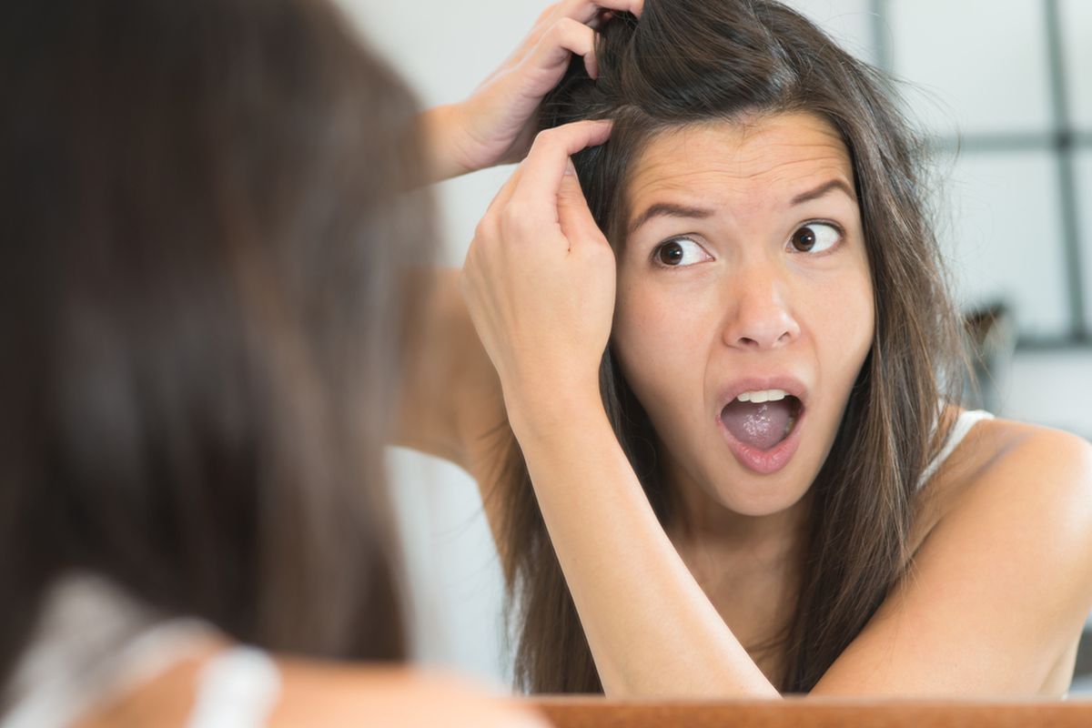 Selain mengecat rambut, ada beberapa cara menghilangkan uban secara alami yang bisa kita praktikkan.