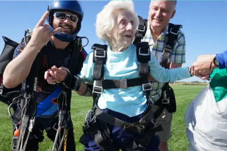Dorothy Hoffner, 104 tahun, setelah menyelesaikan pengalaman terjun payung keduanya.