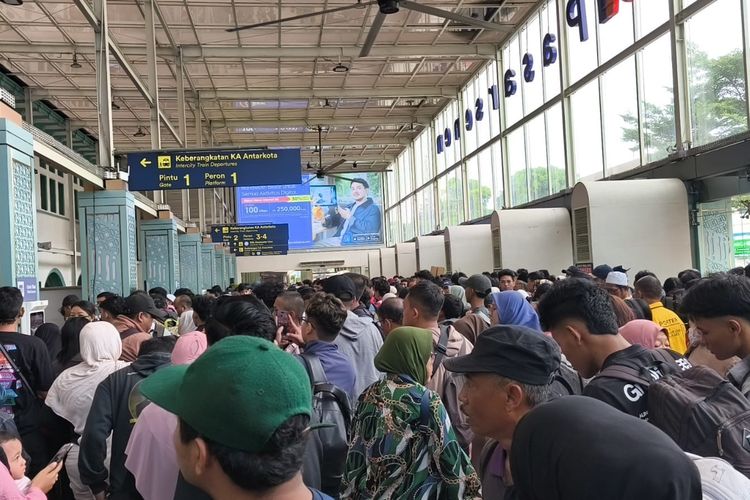Imbas Tabrakan Kereta: Penumpang di Stasiun Pasar Senen Menumpuk, Perjalanan KA Terlambat