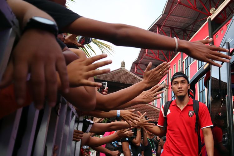 Pemain Gunawan Dwi Cahyo menyalami suporter Bali United. 