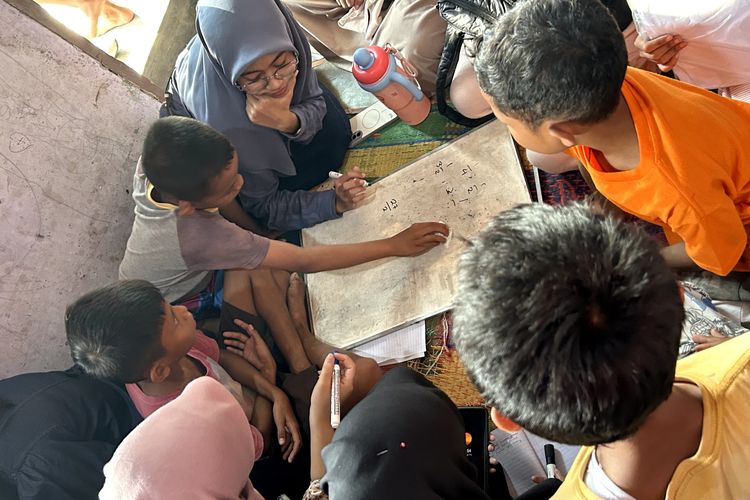 Kisah Relawan Sikkola Rakyat Didik Anak-anak Pinggiran Pengupas Bawang, Banyak yang Belum Bisa Baca