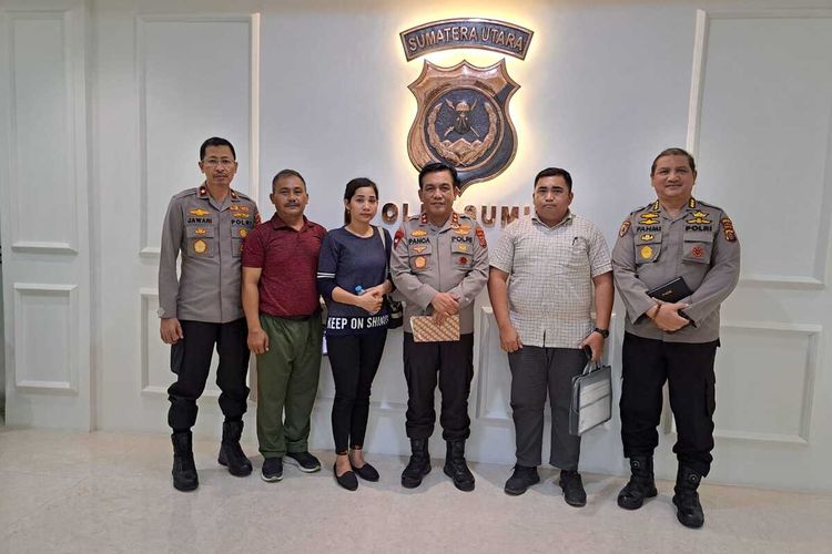 Kapolda Sumut Irjen Pol RZ Panca Putra Simanjuntak berfoto bersama keluarga almarhum Bripka Arfan Saragih ada Jumat (24/3/2023) malam. Mereka keberatan kematian Bripka Arfan Saragih disebut bunuh diri. Penanganan kasusnya kini ditarik ke Polda Sumut.