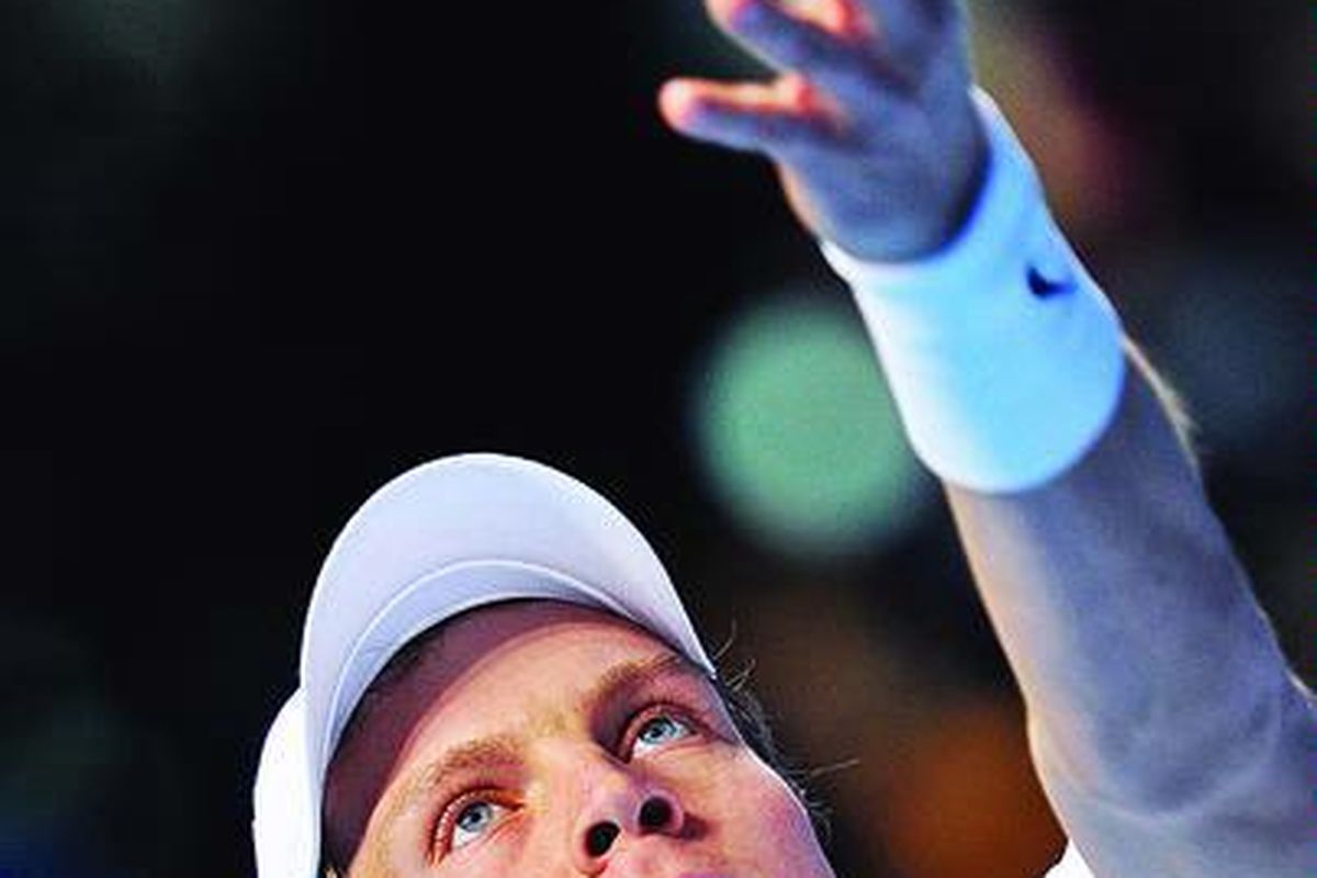 Petenis Ceko, Tomas Berdych, melepaskan servis ke lawannya dari Amerika Serikat, Andy Roddick (tidak terlihat), dalam pertarungan tunggal putra pada hari keempat Turnamen Tenis Dunia ATP di Stadion O2, London, Rabu (24/11).