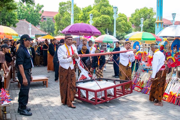 Ritual mengangkut gamelan dari Keraton Solo menuju Masdid Agung.