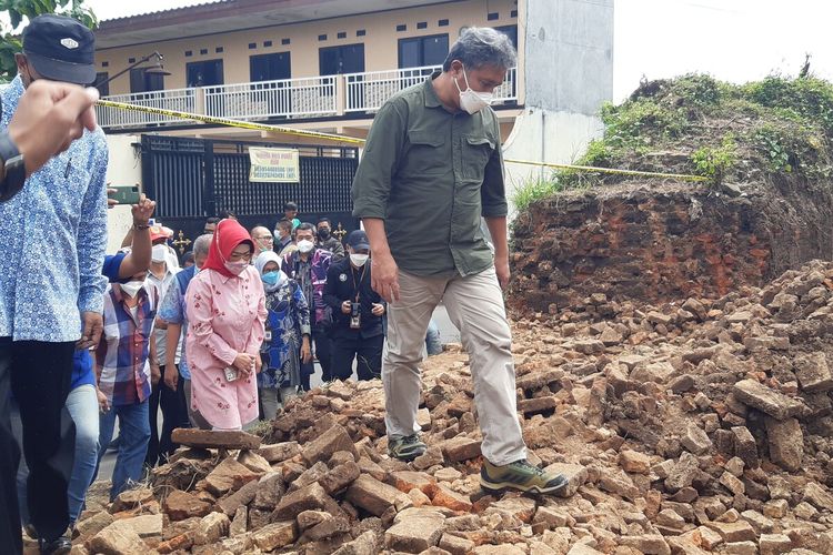 Direktur Jenderal Kebudayaan, Kementerian Pendidikan, Kebudayaan, Riset, dan Teknologi (Kemendikbudristek), Hilmar Farid melihat kondisi tembok Benteng Kartasura yang dijebol di Kampung Krapyak Kulon RT 002/RW 010, Kelurahan Kartasura, Kecamatan Kartasura, Sukoharjo, Jawa Tengah, Minggu (24/4/2022).