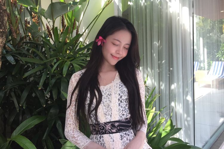 Pulang ke Bali, Carmen Hearts2Hearts Pamer Gaya Anggun Berkebaya