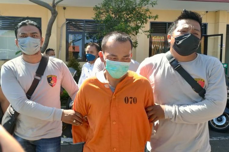 Polisi mengamankan KK (42) pencuri yang membekap dan menganiaya korbannya di Desa Bondalem, Kecamatan Tejakula, Kabupaten Buleleng, Bali.