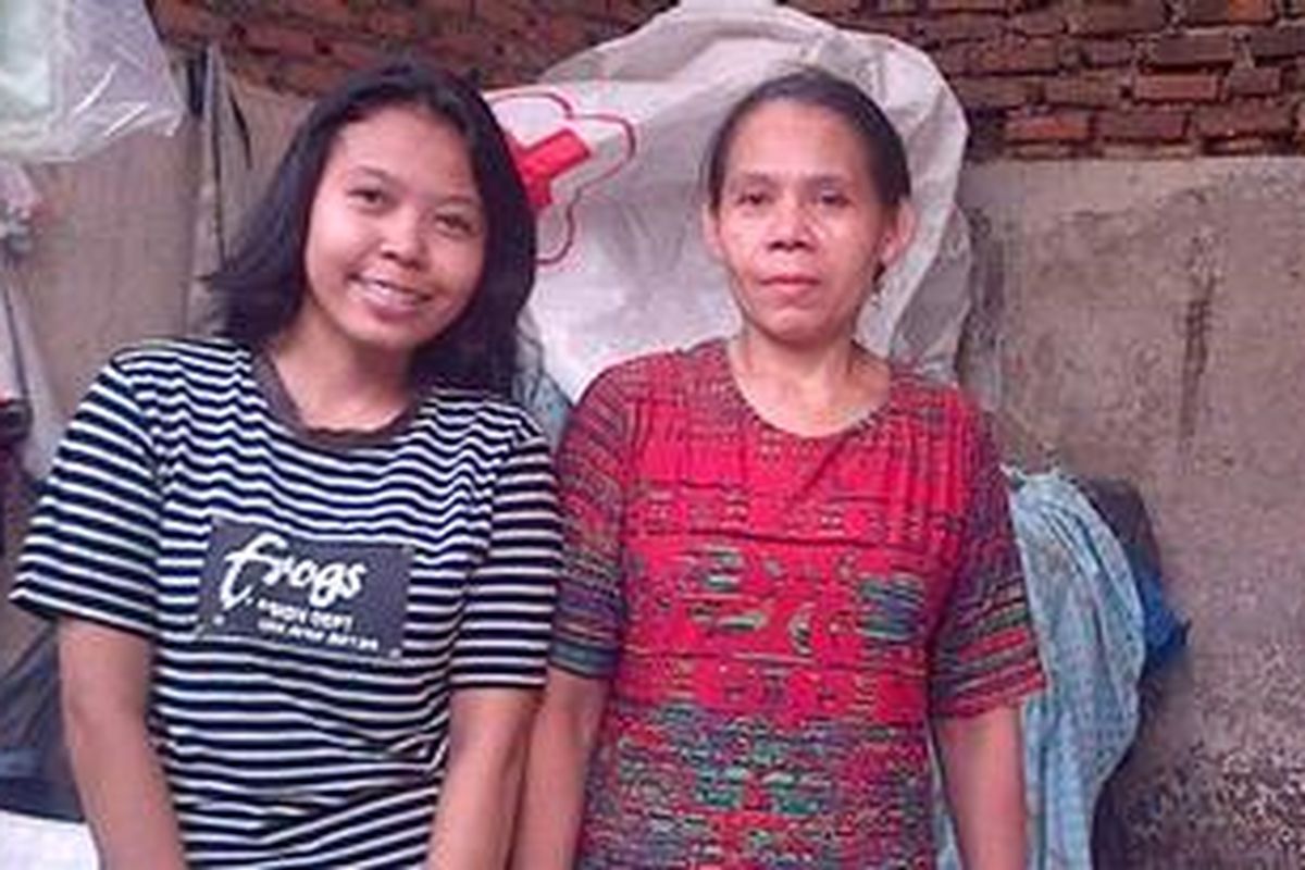 Amelia Sani (17) dan Nurhayati (39) di rumah tetangganya yang turut menjadi korban kebakaran pada Senin (8/4/2013) lalu. Amelia merupakan salah satu siswa SMK yang pada Senin (15/4/2013) mendatang akan menghadapi Ujian Nasional.