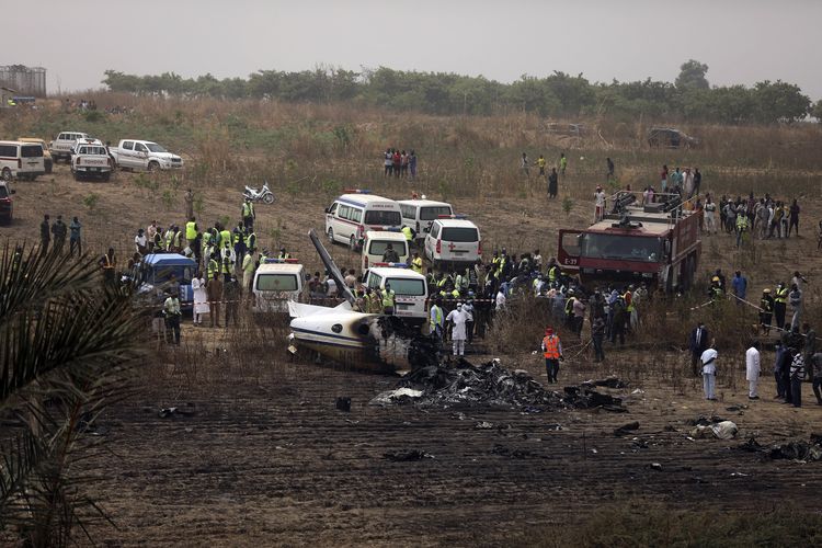Tim medis dan penyelamat berada di lokasi jatuhnya pesawat militer Nigeria yang menewaskan semua 7 penumpangnya pada Minggu (21/2/2021). Pesawat King Air B350 itu jatuh di dekat landasan pacu bandara ibu kota Abuja, usai melaporkan kerusakan mesin dan hendak kembali mendarat.