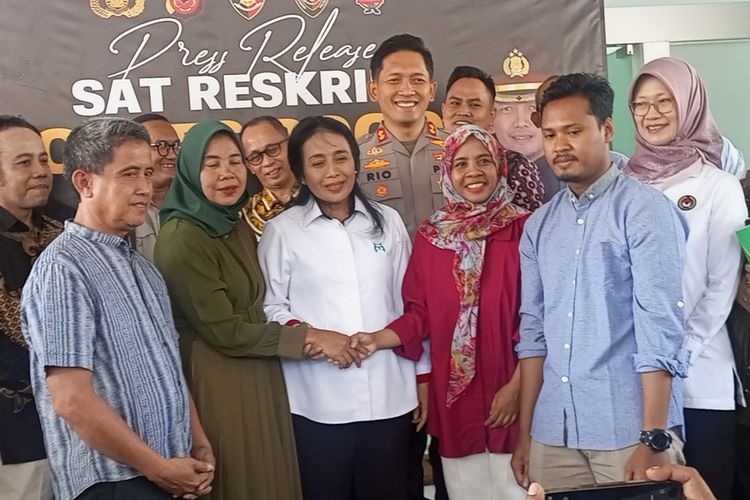 Ibu dari bayi tertukar, Siti Maulia dan Dian Prihatini didampingi sang suami dan Menteri PPPA saat penyerahan bayi kepada ibu biologisnya masing-masing di Mapolres Bogor, Cibinong, Kabupaten Bogor, Jawa Barat, Jumat (29/9/2023).