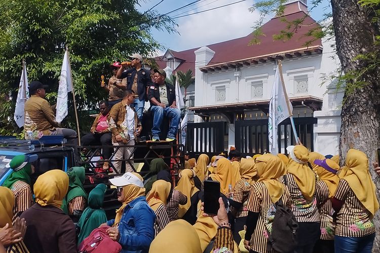 Massa Pujakesuma Demo di PN Medan, Tuntut Toni Aji Anggoro Dibebaskan dari Tuntutan Kasus Korupsi