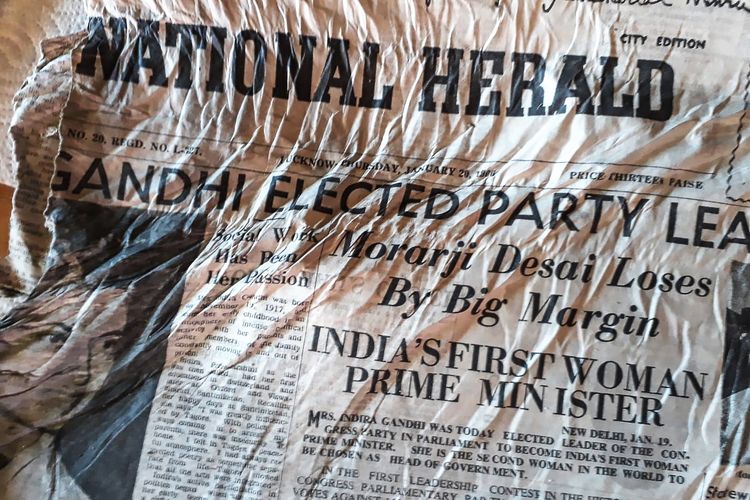 Koran National Herald terbitan 1966 menampilkan berita terpilihnya Indira Gandhi sebagai PM India. Koran ini merupakan saksi bisu jatuhnya pesawat Air India pada 24 Januari 1966, yang menewaskan semua 117 orang di dalamnya.