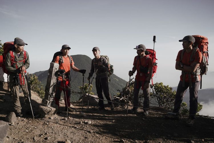 Sejumlah pecinta alam anggota Perhimpunan Penempuh Rimba dan Pendaki Gunung (Wanadri) berlatih sebelum melakukan pendakian di tebing maut di Gunung Eiger Swiss pada September nanti.