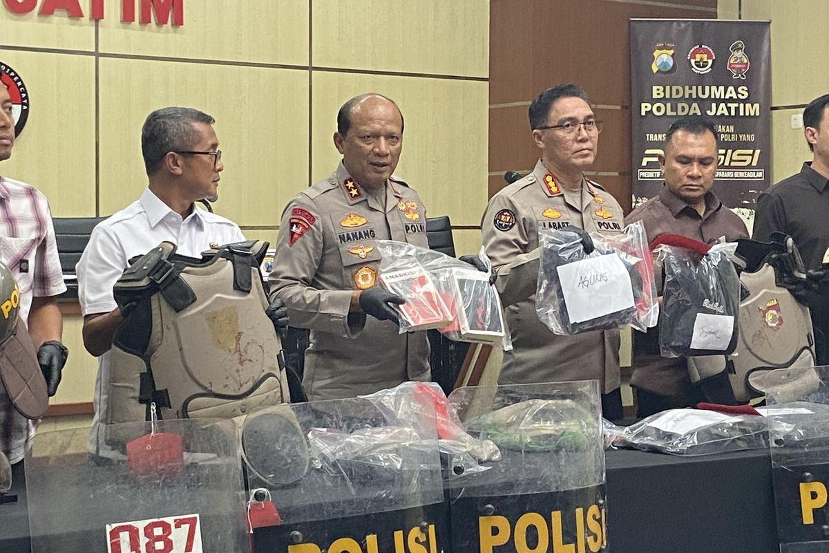 Buku yang disita polisi dijadikan barang bukti kasus pengerusakan dan pengeroyokan anggota di pos lantas Waru Sidoarjo dibawa Kapolda Jatim, Kamis (18/9/2025)