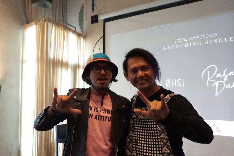 Pencipta lagu Rasakan Dunia Aska (kiri) bersama Irfan Ohsi sebagai penyanyi saat ditemui di kawasan Kemang, Jakarta Selatan, Selasa (28/1/2020).