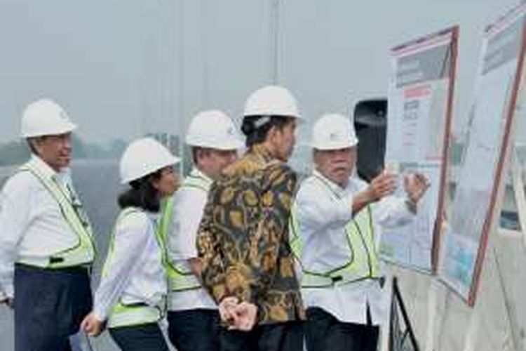 Presiden Joko Widodo meninjau lokasi proyek pembangunan Tol Bekasi-Cawang-Kampung Melayu (Becakayu), didampingi Menteri BUMN Rini M Soemarno, Menteri Pekerjaan Umum dan Perumahan Rakyat Basuki Hadimuljono. 