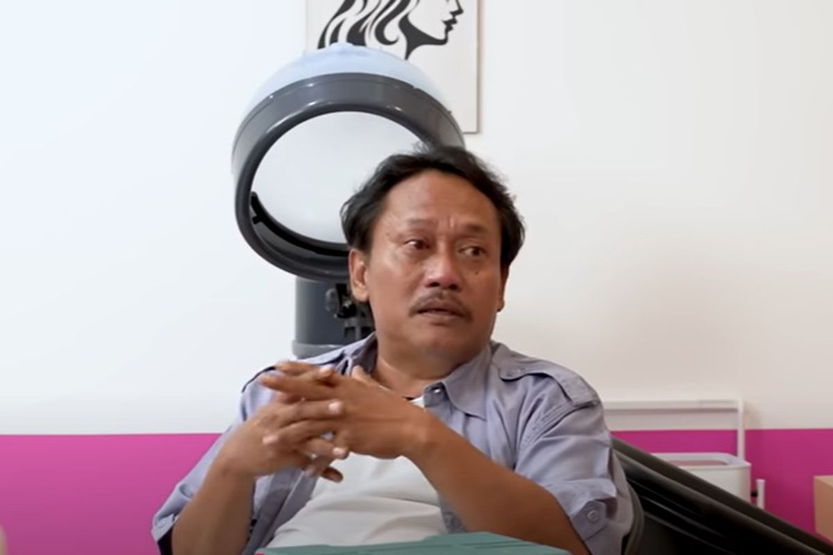 Komika Arief Didu menangis ceritakan kisah hidupnya.