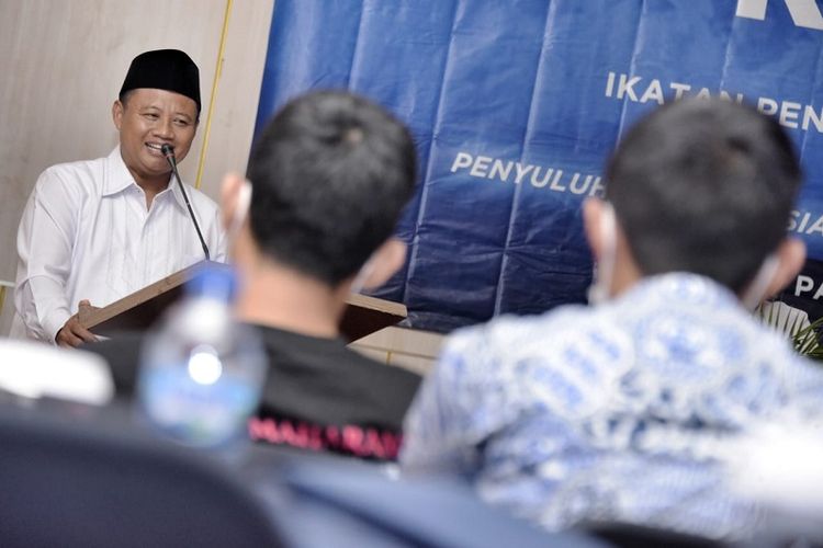 Gubernur Jawa Barat (Jabar) Uu Ruzhanul Ulum saat menghadiri rapat paripurna DPRD Provinsi Jabar yang membahas mengenai transformasi PT Migas Hulu Jabar menjadi PT Migas Utama Jabar (Perseroda) guna meningkatkan Pendapatan Asli Daerah (PAD) Jabar, Senin (4/7/2022). 