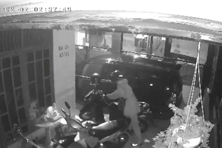 Dua orang pencuri motor yang tertangkap kamera CCTV tengah menggasak motor di Jalan Andong, RT 12/RW 01, Kelurahan Lubang Buaya, Kecamatan Cipayung, Jakarta Timur, pada Kamis (2/2/2023).
