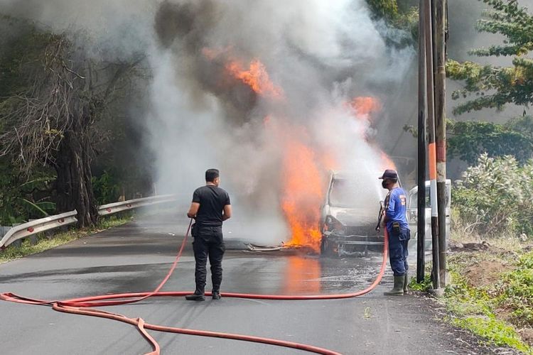 Petugas pemadam kebakaran berusaha memadamkan api yang membakar mobil di Jalan Raya Seririt - Grokgak KM 22.500, di Desa Umeanyar, Kecamatan Seririt, Kabupaten Buleleng, Provinsi Bali, Minggu (21/8/2022).