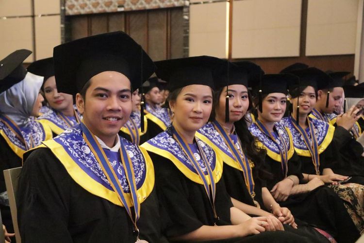 Wisudawan dalam acara Wisuda XVI UMN di Indonesia Convention Exhibition (ICE) BSD-Tangerang pada Sabtu (30/11/2019).